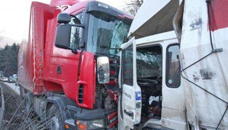 Тежка челна катастрофа между два ТИР-а край Монтана