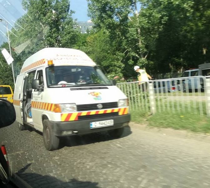 Извънредно и първо в БЛИЦ: Адско меле на бул. "Цар Борис III", кола виси на дърво (СНИМКИ) 