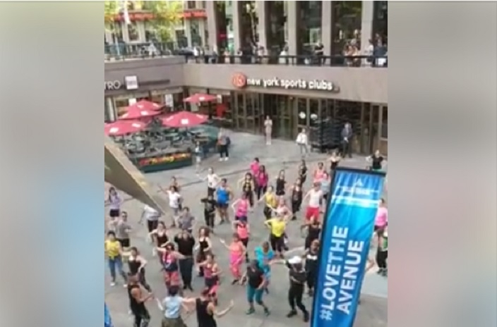 Зрелищно ВИДЕО! Американци друсат кючек с песен на Андреа в центъра на Ню Йорк