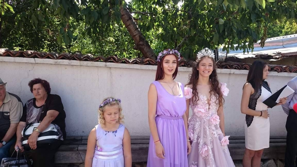 Феята на лавандулата и Царицата на розата шестваха в Карлово, събраха овациите на българи и чужденци (СНИМКИ)