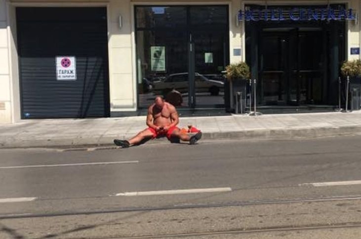 Полугол мъж предизвика фурор във Фейсбук (СНИМКИ)