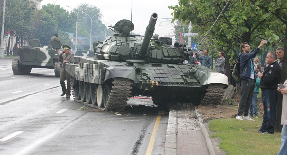 При репетиция на военен парад в Минск танк Т-72 се врязал в стълб (СНИМКИ/ВИДЕО)