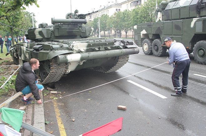 При репетиция на военен парад в Минск танк Т-72 се врязал в стълб (СНИМКИ/ВИДЕО)