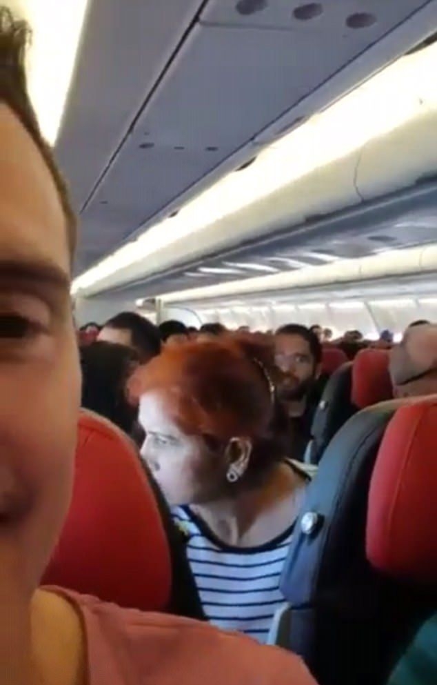 Ужас на хиляди метри височина! Нещо в двигателя задрънка, самолетът започна да се тресе, а пилотът каза: Молете се за живота си (ВИДЕО)