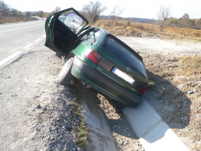 На магистрала „Тракия“: Две коли в канавката, двама в болница
