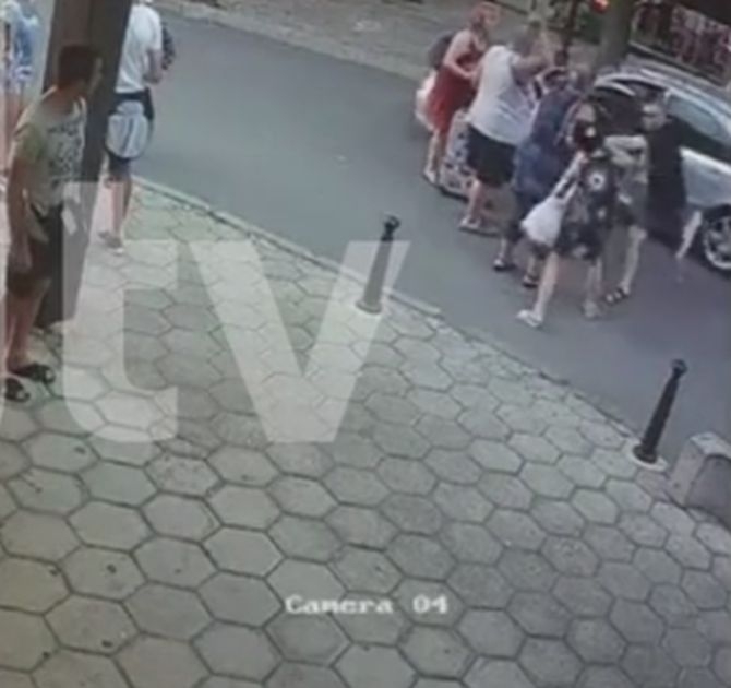 Брутално посегателство на морето! Подивял шофьор само с един зверски удар препарира жена, помагаща на слепи (ВИДЕО)