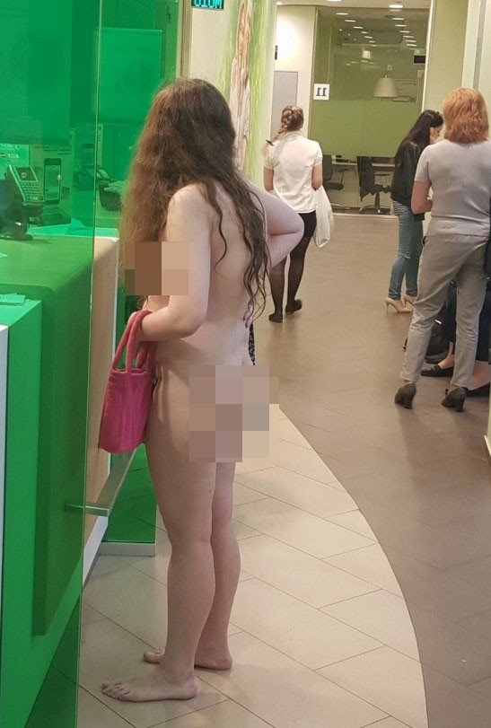 Чисто гола жена втрещи клиентите на московска банка (СНИМКИ 18+)