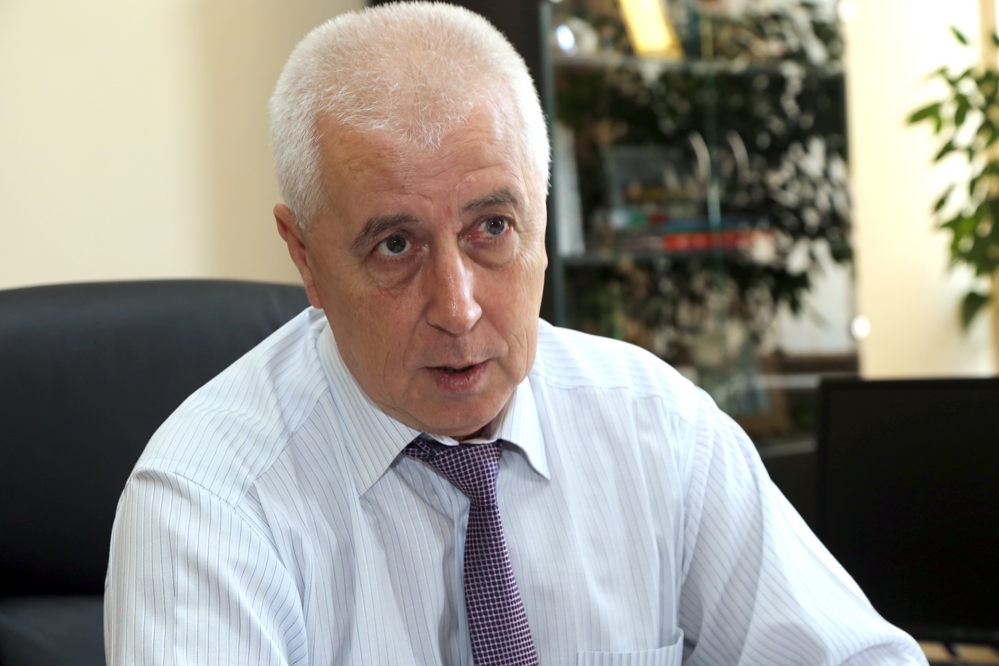 Мъж колабира под прозорците на здравния министър, проф. Николай Петров му се притече на помощ, но... 