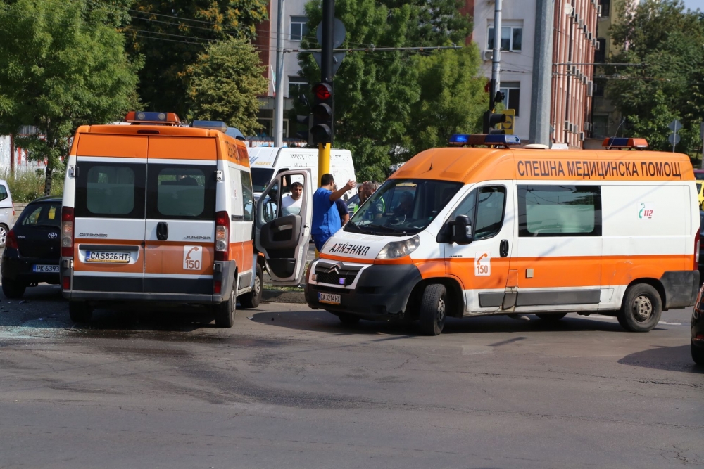 Първо в БЛИЦ: Линейка и лека кола се помляха на възлово кръстовище в София! (СНИМКИ)