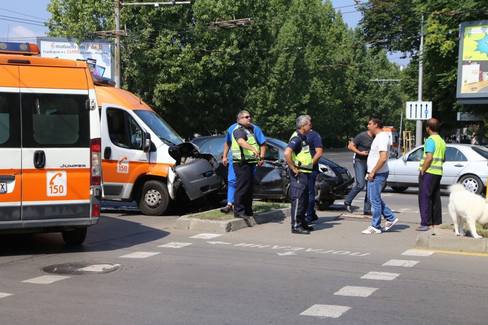 Първо в БЛИЦ: Линейка и лека кола се помляха на възлово кръстовище в София! (СНИМКИ)