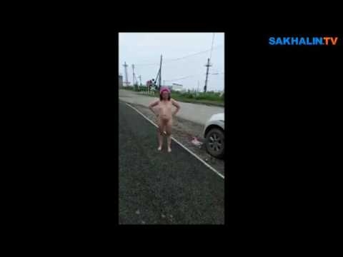 Пълен шаш: Чисто гола излезе на шосе, спря шофьор и настойчиво си поиска секс върху покрива на колата (ВИДЕО 18+)