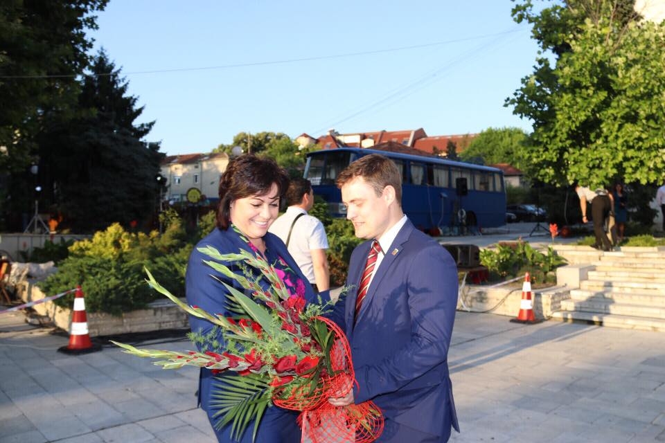 Нинова пусна СНИМКИ от Свищов, соцлидерката в мила прегръдка с...