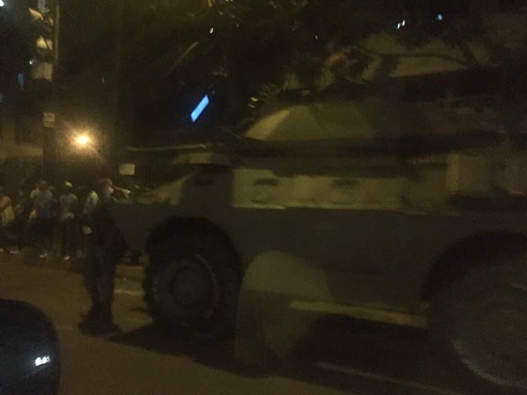 Пълзящ държавен преврат във Венецуела! Страната е на прага на гражданска война, щурм на парламента, атака с хеликоптер, танкове по улиците (ОБЗОР)