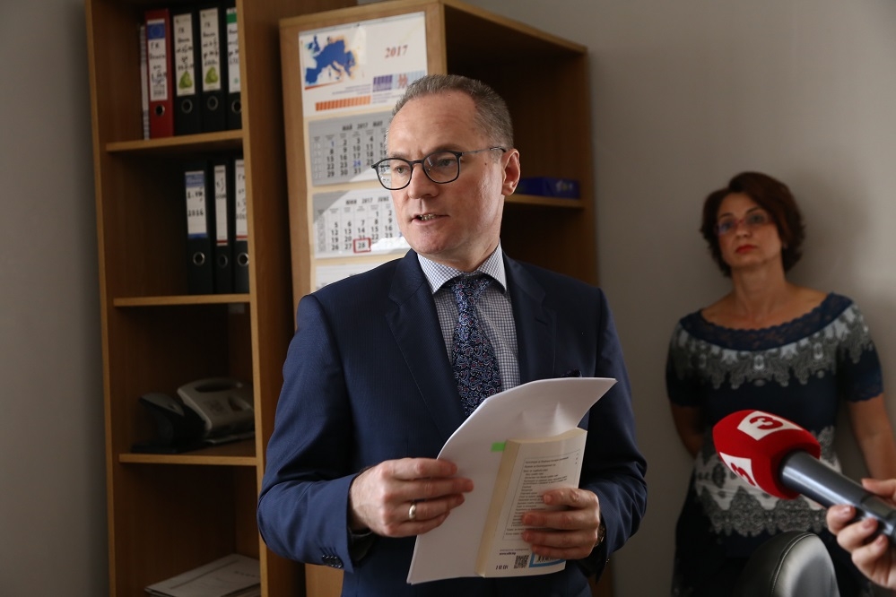 Лозан Панов онемя за политическите си изяви и развинтените болтове, а Радан Кънев се отрече от него (СНИМКИ)