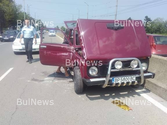 "Лада Нива" яхна мантинелата на централен врачански булевард (ЗРЕЛИЩНИ СНИМКИ)