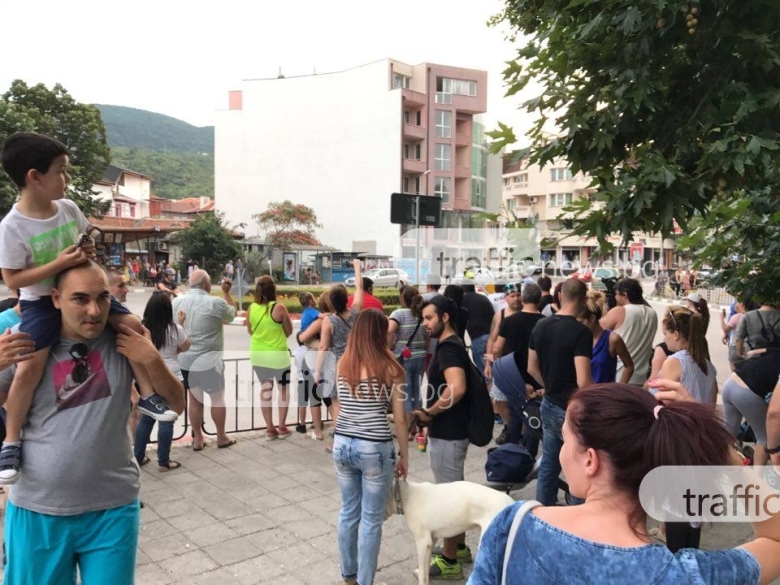 3000 души се вдигнаха на бунт в Асеновград! Първи СНИМКИ от протеста срещу ромите биячи
