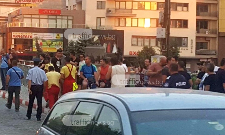 В Асеновград е страшно! Трима роми отнесоха гнева и ритниците на протестиращите