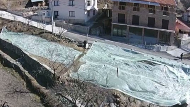 Свлачище заплашва да откъсне родопско село от света