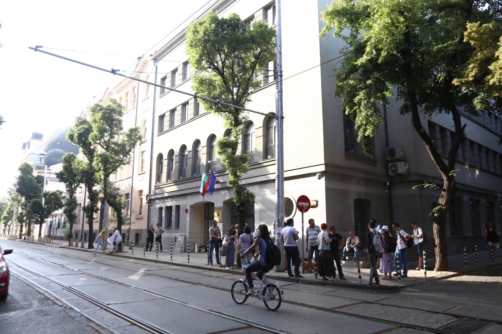 Първо в БЛИЦ: Пародия пред ВСС! Няма живо пиле на митинга в защита на Лозан Панов, сал един Йоло Денев зове за революция (СНИМКИ)