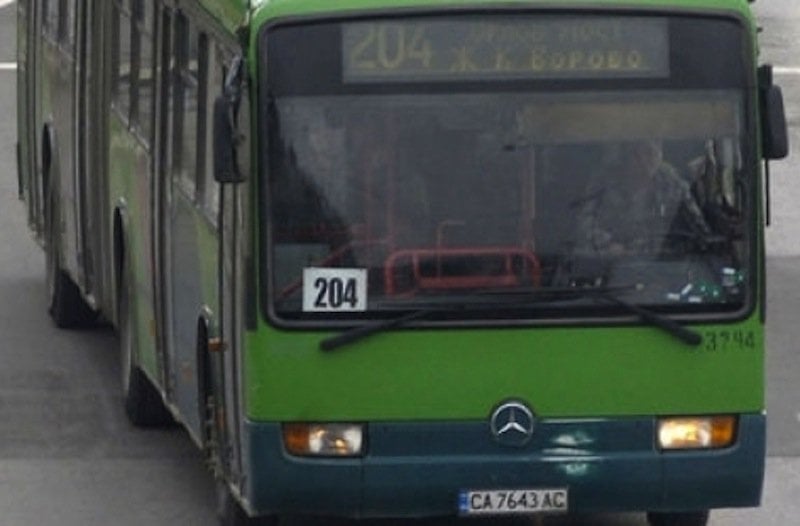 Само в БЛИЦ! Столичанка понесе тлъсти пачки с банкноти в автобус 204 и всички онемяха защо ги държи в ръка (СНИМКА)