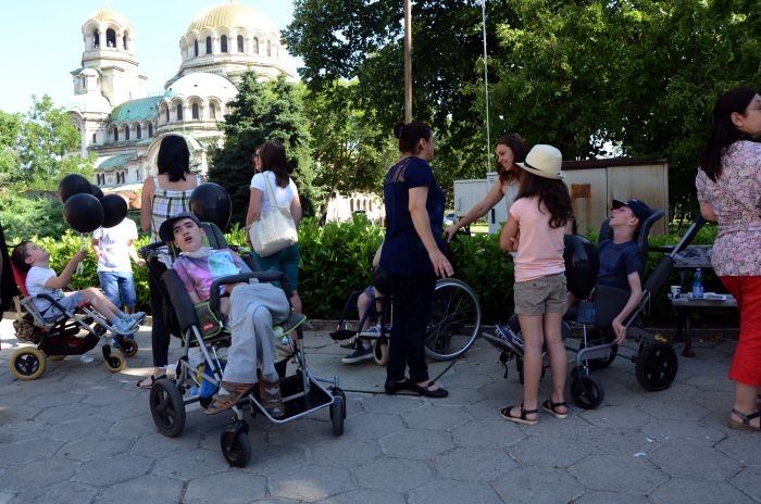 Фоторепортаж в БЛИЦ: Тъжна гледка пред парламента, отчаяни майки протестираха 