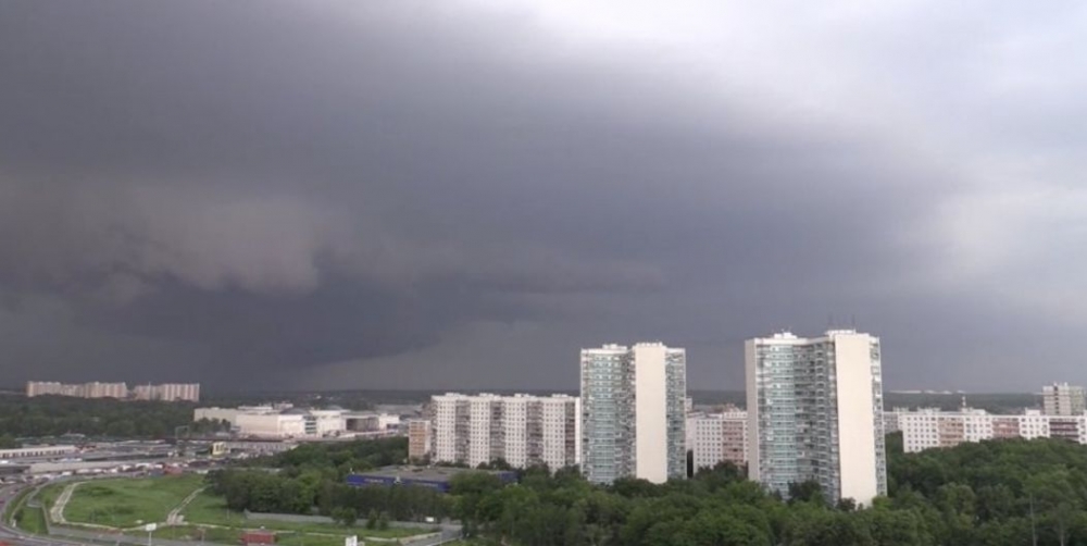 Небето се отвори и в Москва стана страшно! Такава буря от десетилетия не е имало (СНИМКИ/ВИДЕО)