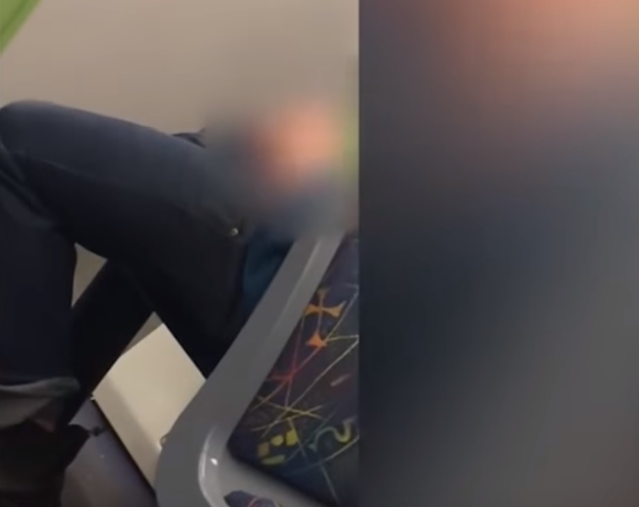 Отврат! Идиот мастурбира в претъпкан градски автобус (ВИДЕО 18+)