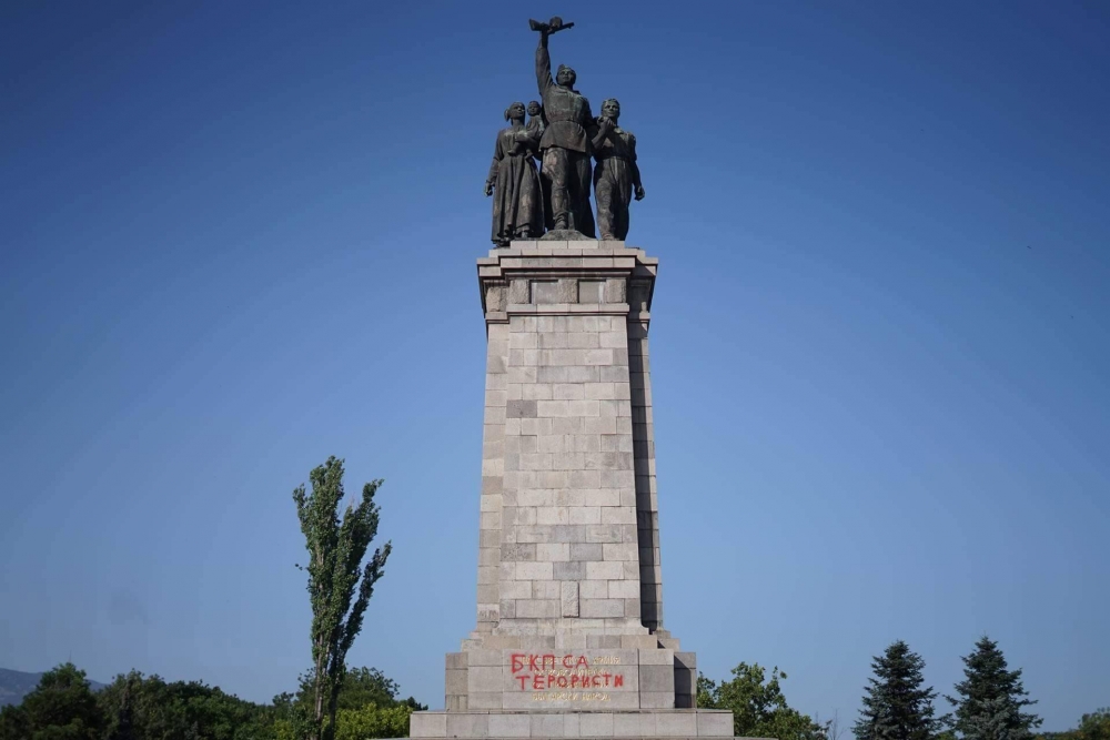 Първо в БЛИЦ: Вандализъм върху паметника на Съветската армия (СНИМКИ)