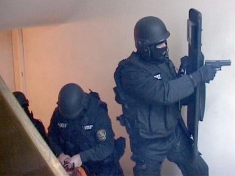 Ексклузивно и само в БЛИЦ! Трима бандити пребиха бизнесмен и му задигнаха близо 100 бона, но после си получиха заслуженото! Единият апаш е не кой да е, а...