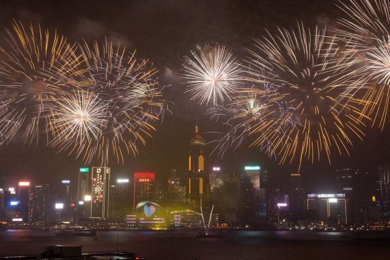 Зрелищна заря събра 300 000 зрители в Хонконг (СНИМКИ)