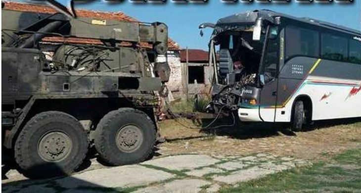 Вижте супер машината на Динко, отпушила „Тракия“ и пътя за Созопол след челния сблъсък между два рейса (СНИМКИ)