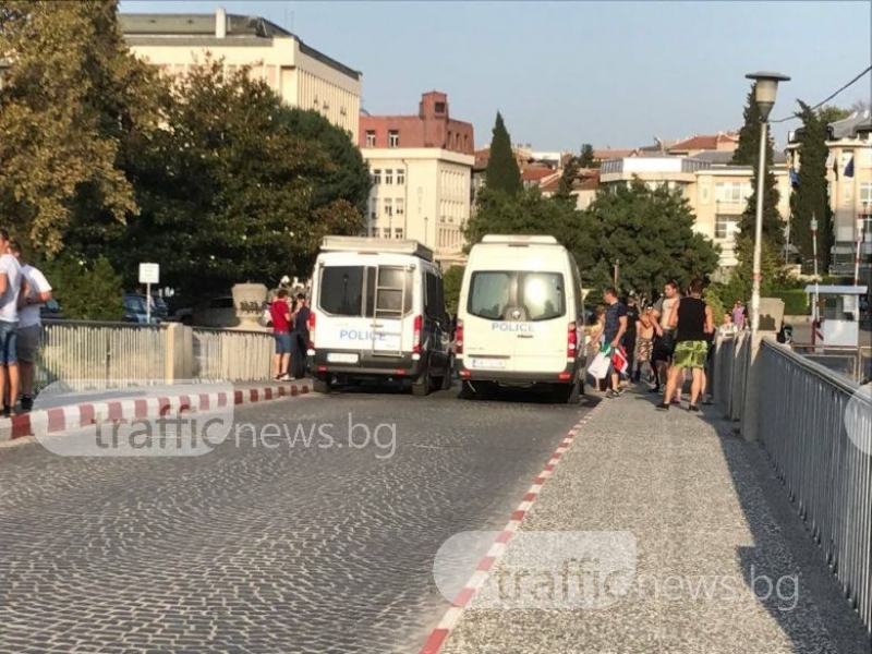 Протестът в Асеновград започна при драконовски мерки (СНИМКИ)