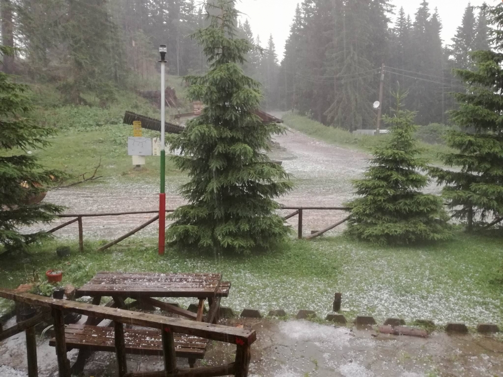 Първи СНИМКИ от хижа Ком след мощната градушка