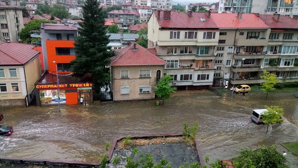 Ловеч е под вода (СНИМКИ)