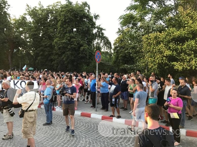 Жандармерията спря щурма на над 10 000 души към ромската махала, напрежението в Асеновград ескалира