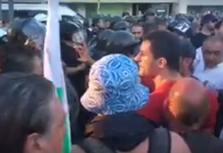 Перата ударил оператора на bTV по време на протеста в Асеновград (ВИДЕО)