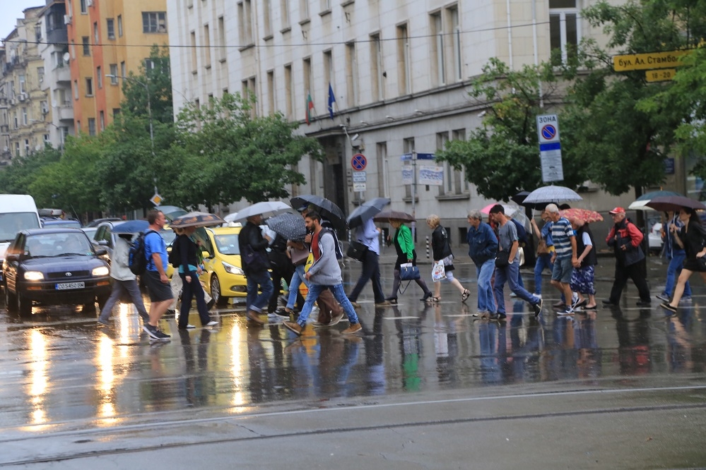 Фоторепортаж на БЛИЦ! Порой продължава да дави столичани (СНИМКИ)