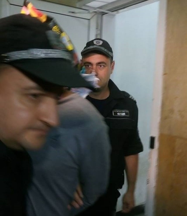 Биячът Владимир влезе в съда с торба на главата, перчи се, че срещу него няма доказателства, но... (СНИМКИ) 
