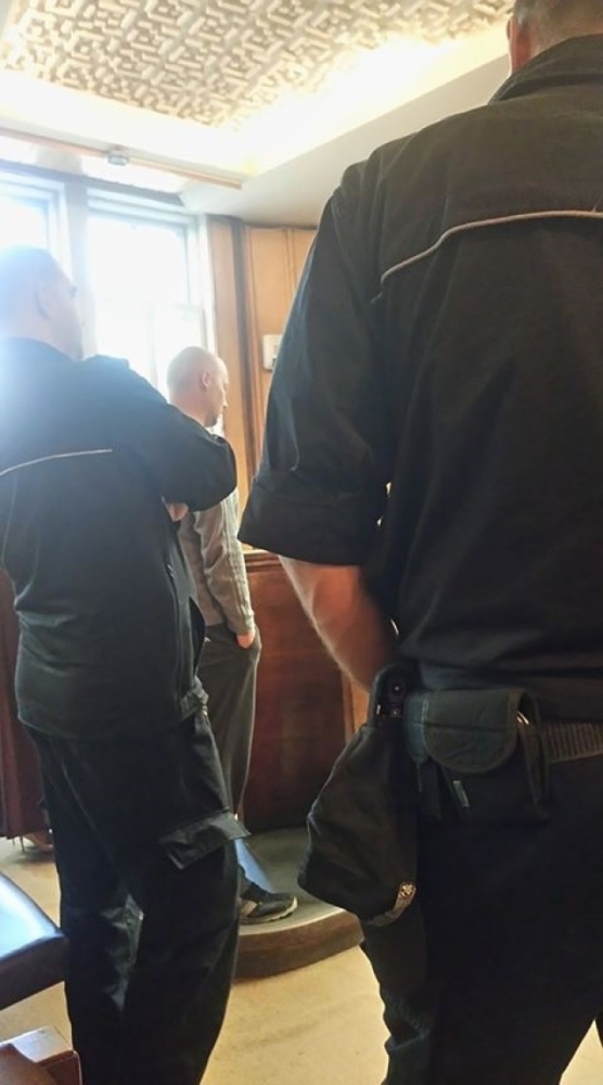 Биячът Владимир влезе в съда с торба на главата, перчи се, че срещу него няма доказателства, но... (СНИМКИ) 