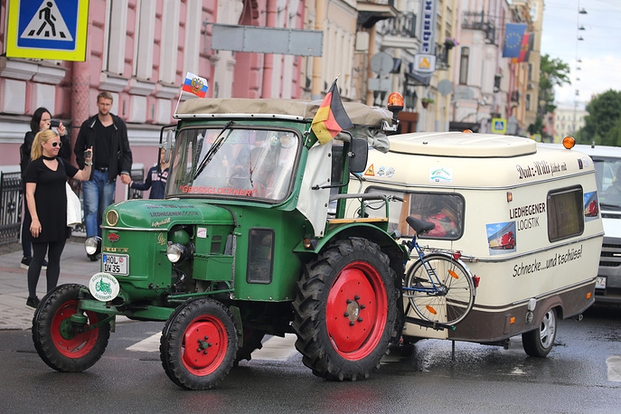 Възрастен германец пропътува близо 2000 км. с 57-годишен трактор (СНИМКИ/ВИДЕО)