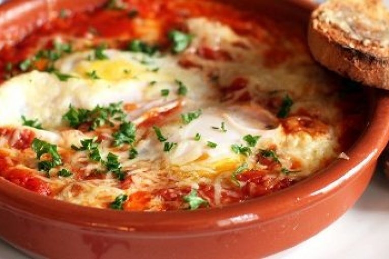 На бас, че такава манджичка не сте пробвали, а е адски вкусна: Доматена каша с цели яйца