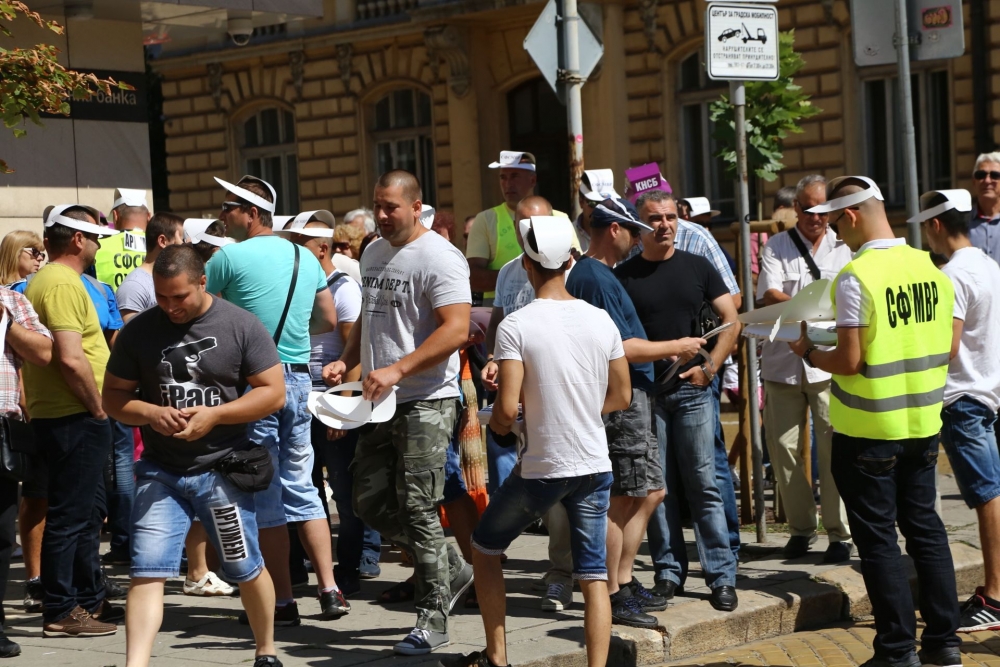Полицаите на протеста: Не подлежи на преговори искането ни за заплатите, но... (СНИМКИ/ВИДЕО)