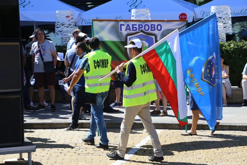 Полицаите се събраха за протеста, той ще закъснее с 40 минути, причината е... (СНИМКИ)