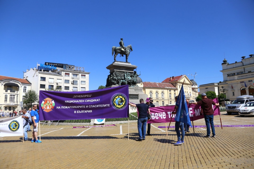 Полицаите се събраха за протеста, той ще закъснее с 40 минути, причината е... (СНИМКИ)