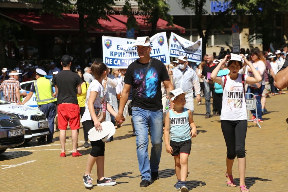 Полицаите се събраха за протеста, той ще закъснее с 40 минути, причината е... (СНИМКИ)