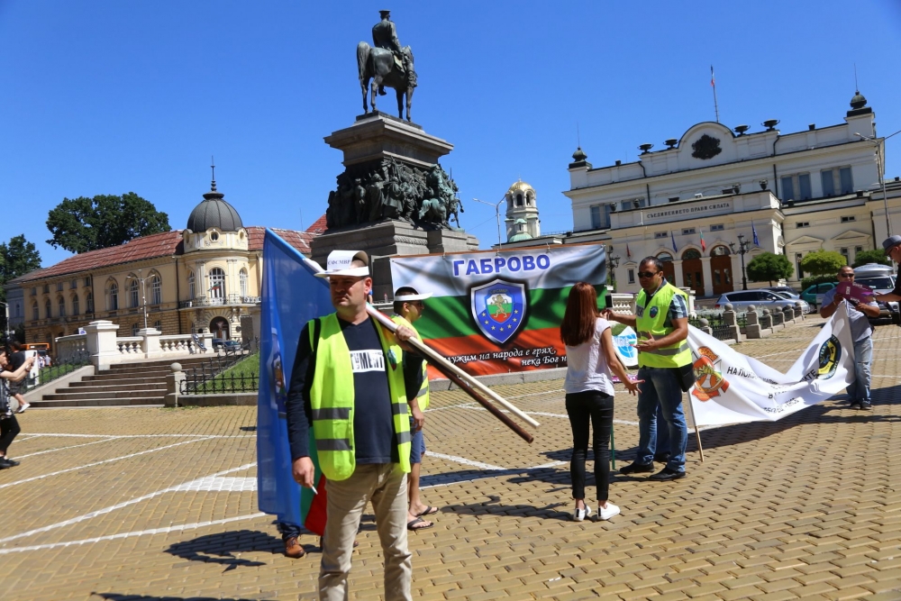Полицаите се събраха за протеста, той ще закъснее с 40 минути, причината е... (СНИМКИ)