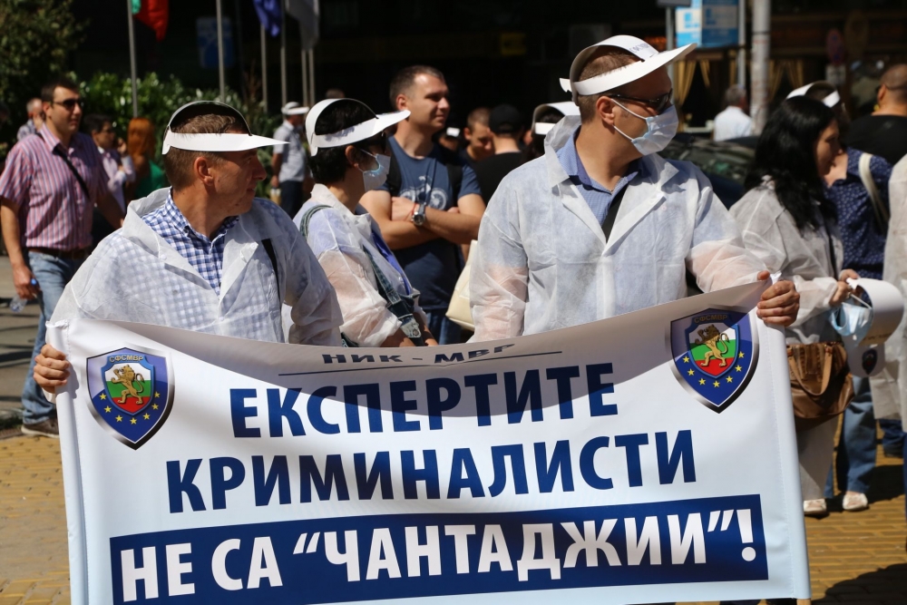 Полицаите се събраха за протеста, той ще закъснее с 40 минути, причината е... (СНИМКИ)