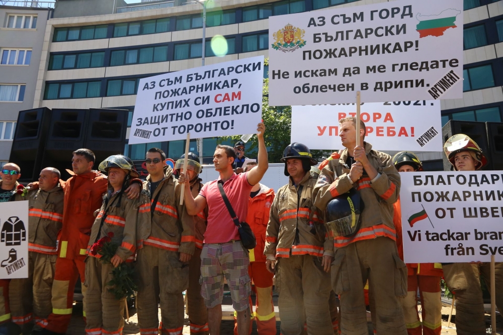 Полицаите на протеста: Не подлежи на преговори искането ни за заплатите, но... (СНИМКИ/ВИДЕО)