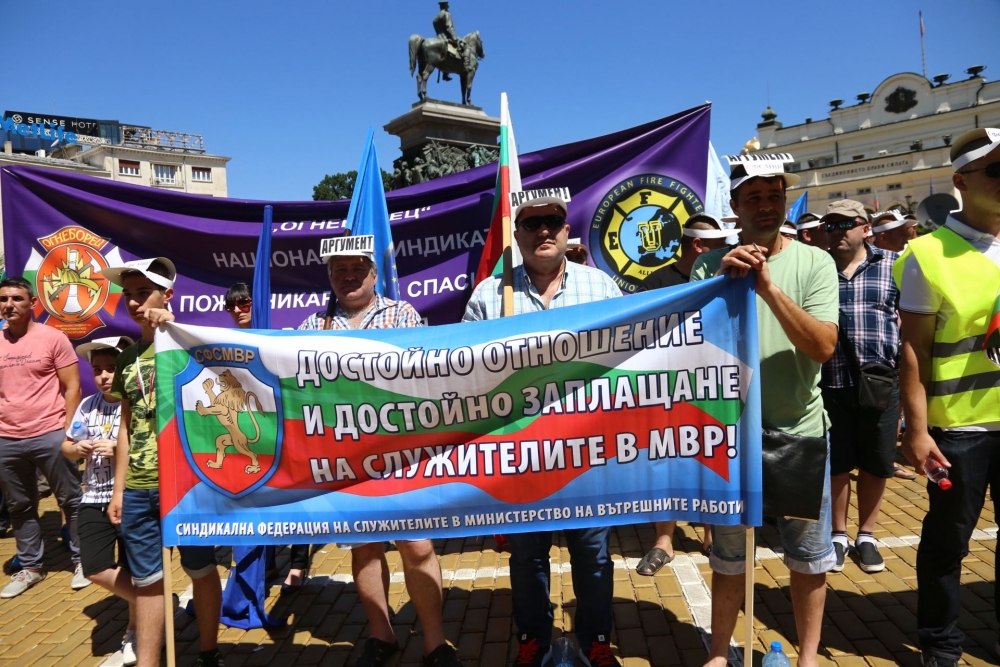 Полицаите на протеста: Не подлежи на преговори искането ни за заплатите, но... (СНИМКИ/ВИДЕО)