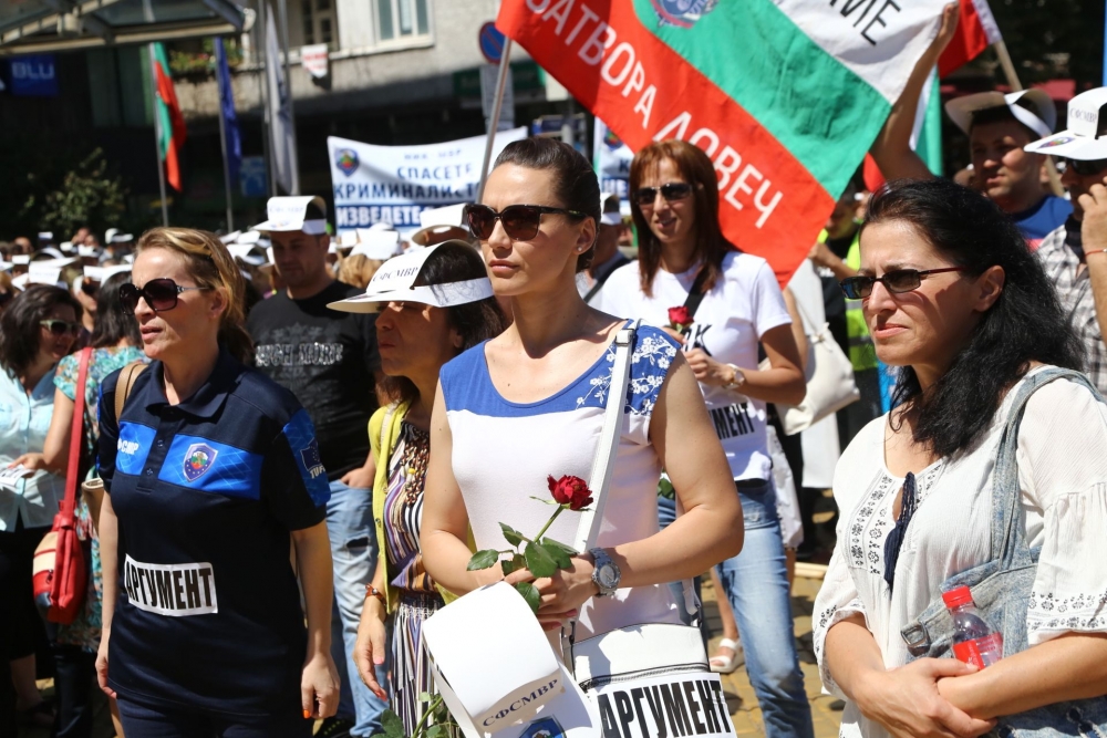 Полицаите на протеста: Не подлежи на преговори искането ни за заплатите, но... (СНИМКИ/ВИДЕО)